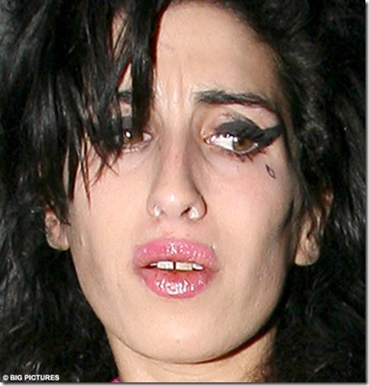 Amy Winehouse was again spotted with a mystery white powder around her nose