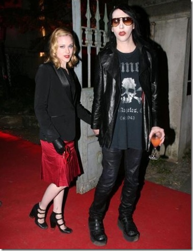 Evan Rachel Wood and Marilyn Manson hand in hand picture