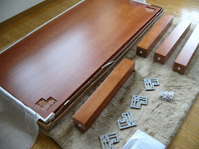 組み立て前のテーブル